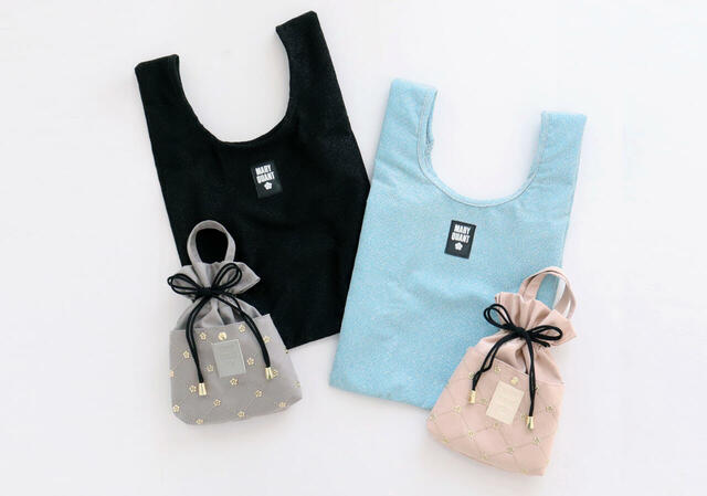 【MARY QUANT 巾着付きエコバッグ】バッグ約27×25×10cm、巾着約22×15×4cm。バッグはブラックとウィンターブルーがあります/5,500円(税込)