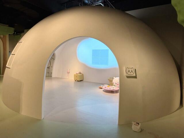 「ちいかわの家」。なんとちいかわのおうちに遊びに行けるとは♪見どころたっぷりなので細部まで要チェックです！