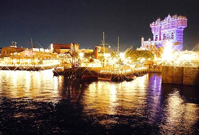 タワー・オブ・テラーの眼下に広がる港のクリスマス。少し離れると全体が撮れます。©Disney