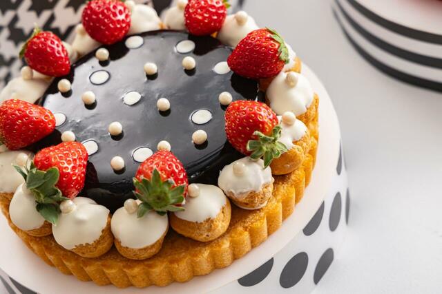 「サングラスちゃんへ捧げるタルト」<期間:2025年12月27日~2026年5月上旬頃まで>【モノクロームのおしゃれ空間でいちごスイーツを満喫♪「ヒルトン東京」で“アジョリーコラボスイーツ”も楽しめる苺ビュッフェ開催!】