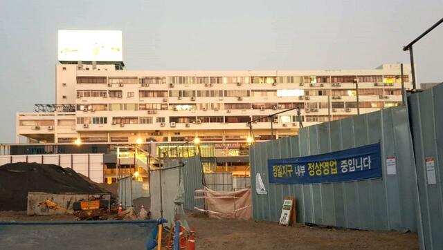 世運商街はこのようなビルが鍾路の大通り前から忠武路駅前まで約1キロ連なっている。ビル群は3本の通りで隔てられていたが、この秋、すべてに橋が架けられ連結された