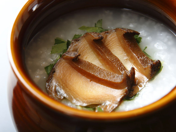 柔らかく蒸し煮した鮑がお粥に！ 開業以来変わらぬレシピとか