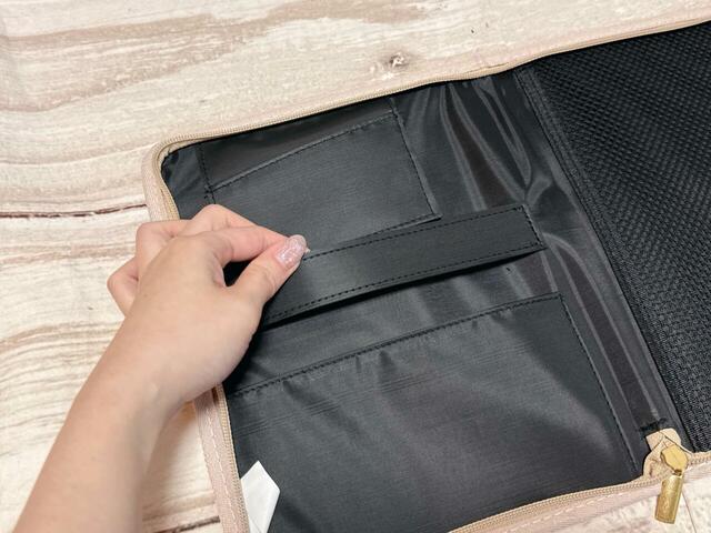 左側にはペンの収納などに便利な横長バンド付き