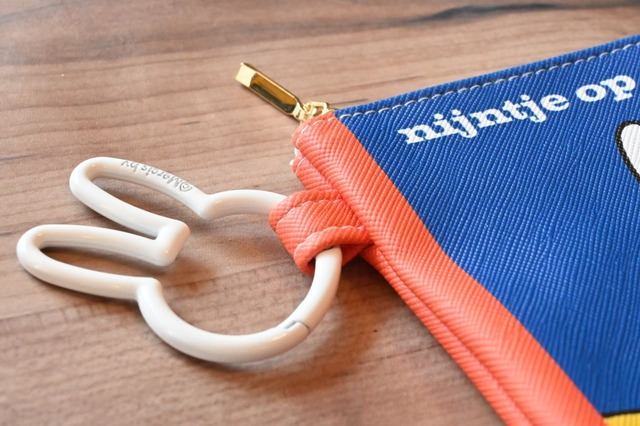 【誕生70周年記念 ミッフィー展／ミニ絵本ポーチ（てがみ）￥2,200】ミッフィーのカラビナがかわいすぎる…！！！