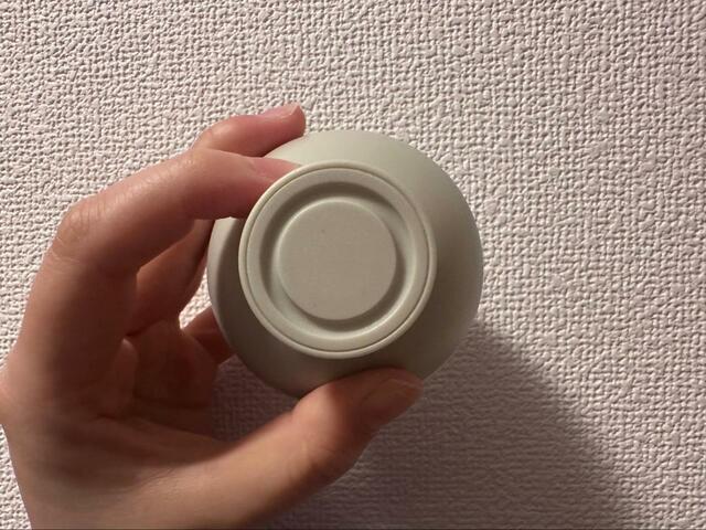 【ニトリ 電池式センサーライト(マンマル ペールグレー)】裏についたマグネットは可動式。いろんな角度で使用可能