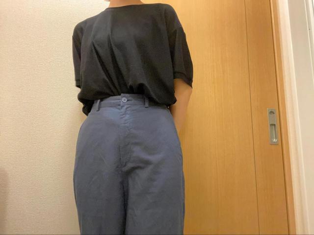 【ユニクロ（UNIQLO） シアークルーネックＴ】ボトムスにインするのもおすすめです