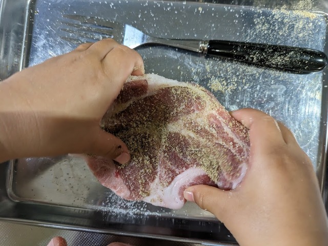 【ダイソーグッズで自家製ベーコン作り】スパイスは表面全体に薄く振りかける