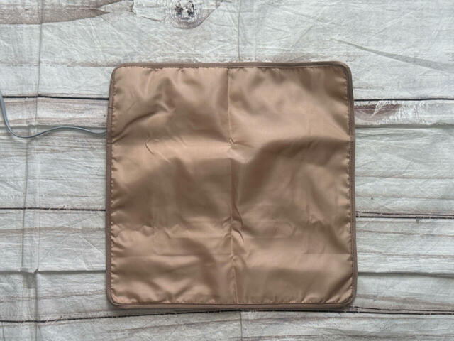 バックは装飾などはないシンプルなデザイン