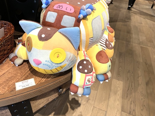 オリジナルネコバスのぬいぐるみは、パッチワークのような手作り感がかわいい