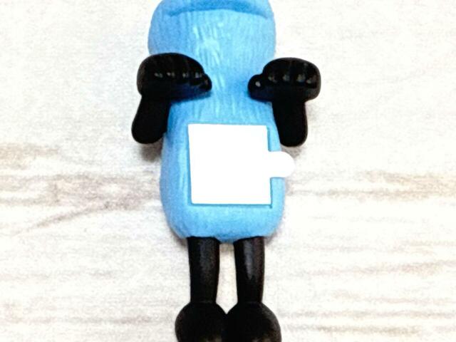 【⼀番くじ パペットスンスン】お腹の部分にシールが付属しており、机のフチなどに貼り付けると、こちらをちらりと覗くようなキュートなポーズになります♪