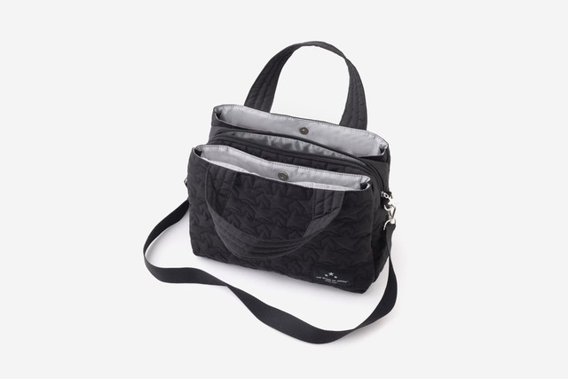 【『THE SCAPE OF GREEN 10Pockets 軽量スターキルティングバッグBOOK』（宝島社）】10のポケットで荷物が整理しやすいショルダーバッグ