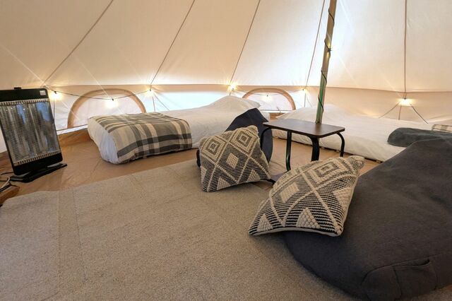 【クスクスグランピング真鶴】テント内にはカーペットやクッションもあり快適に過ごせる