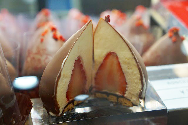 苺をクリームシャンティで覆い、薄いチョコレートでコーティングしたオリジナルスイーツ