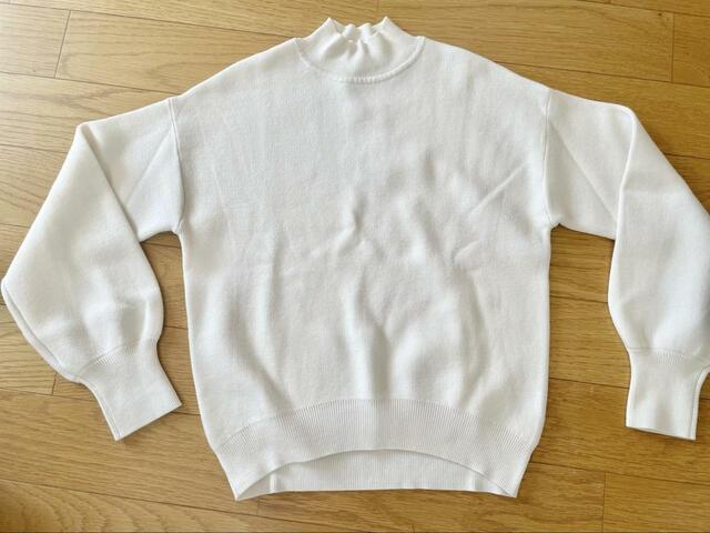 【GU（ジーユー）　スウェットライクハイネックセーター(長袖)】清楚な雰囲気で大人女子にぴったり