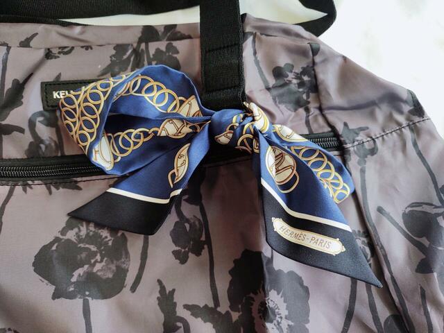 スカーフをつけると、華やかに