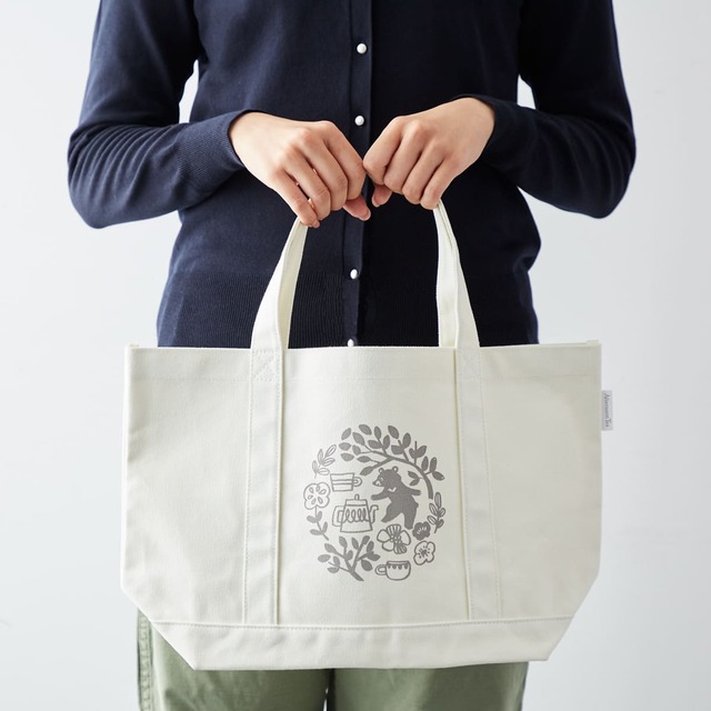 【Afternoon Tea福袋】絵描きデザイナーのサクマユウコさんが〈クマとティータイム〉をテーマに描いたイラストをあしらったバッグ