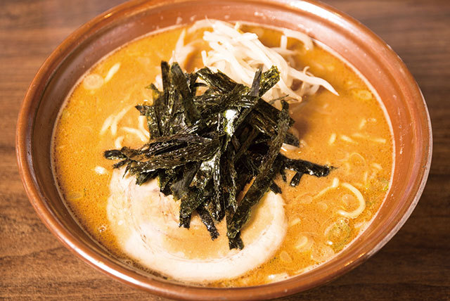 「ジャンボ餃子」の名店／らぁめん ひら石（高円寺）　ごまみそらあめん　860円