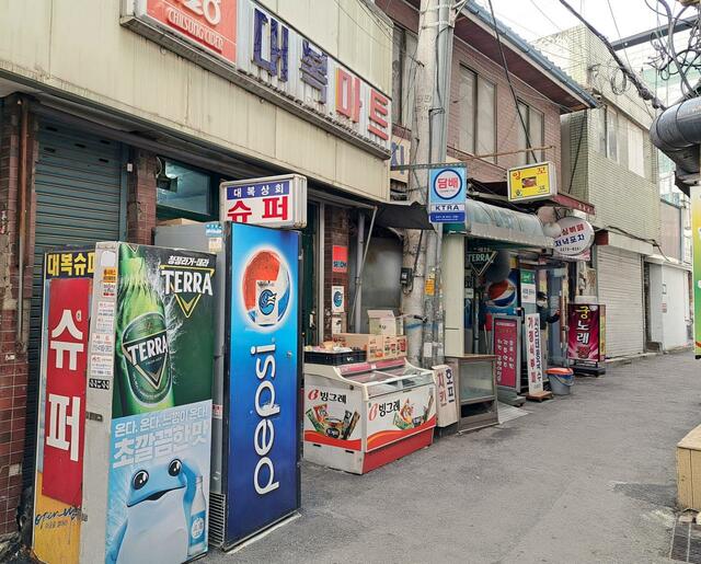 乙支路4街駅の4番出入口から徒歩1分のシュポ「テボンマートゥ」。テボンとは大福の韓国語読み。この店の食料雑貨店と飲み屋の比率は4対6