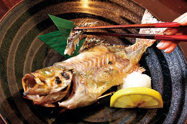 魚マナー／焼き魚1 食べる前にまずヒレを取る