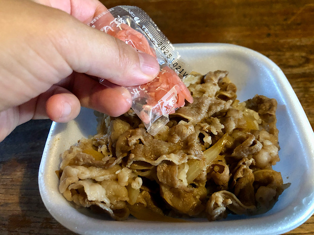 【すき家　ランチコンボ】食べる前に忘れず紅生姜をトッピング　お好みで七味もどうぞ