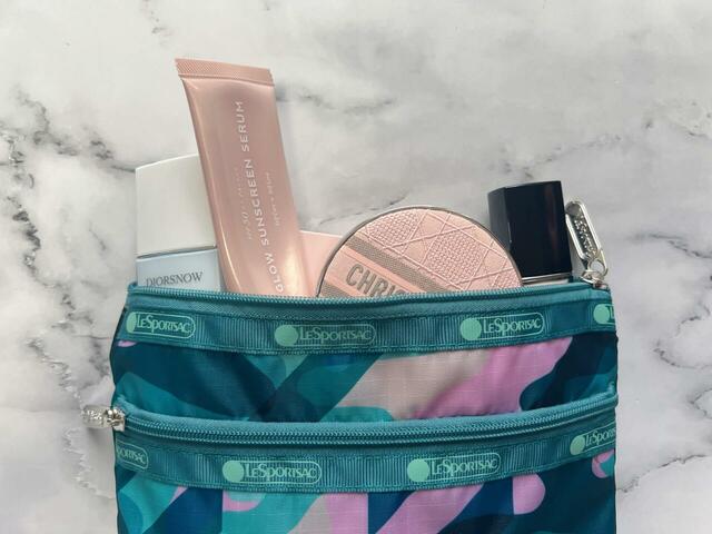 上段ポケットには嵩張るコスメをイン！