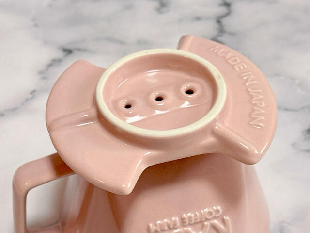 角度がついた台座底面の3つの支えによって、さまざまな形状のサーバーやマグカップにハマりやすい設計。横滑りしにくく安定感のある形が◎