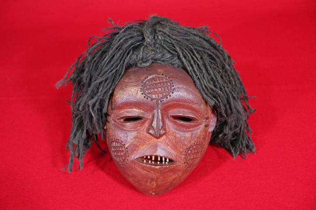 仮面(ザンビア) ルラレ人の仮面。髪の毛の材料はサイザル麻の繊維を用いている