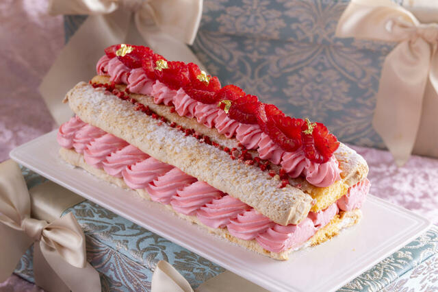 「カーディナルシュニッテン」<期間:2025年11月15日~12月28日>【【ヒルトン広島】18世紀フランスの王妃の世界に浸るスイーツビュッフェ『マリー・アントワネットのロイヤルクリスマス』】