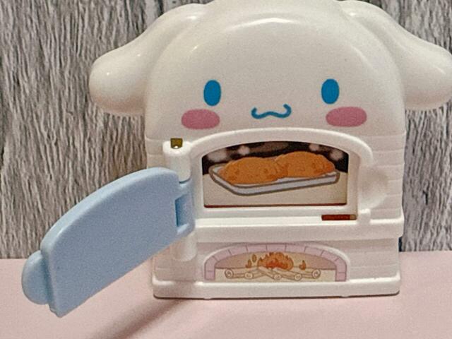 【マクドナルド ハッピーセット(R)「シナモロール」】シナモン型のパンが焼ける前と焼けた後の絵柄が楽しめる、遊び心たっぷりのギミック♪