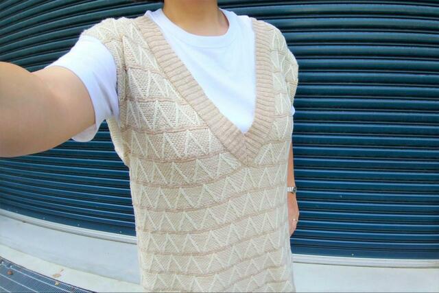 【ファミリーマート アウターＴシャツ しろ】ニットベストと重ね着してもおしゃれ