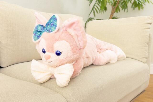 だきぬいぐるみ 7,000円|東京ディズニーシー「ダッフィー&フレンズのメイキング・ウインター・ウォーム」グッズ|販売店舗:東京ディズニーシー「マクダックス・デパートメントストア」|発売日:2026年11月2日(月)
