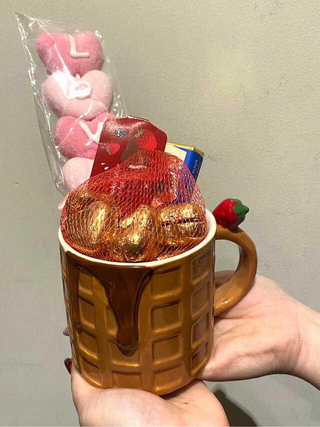 【フライング タイガー/マグ】お菓子やミニサイズのプレゼントを詰め込んで、マグごとギフトとして贈る「マグギフト」もブーム!