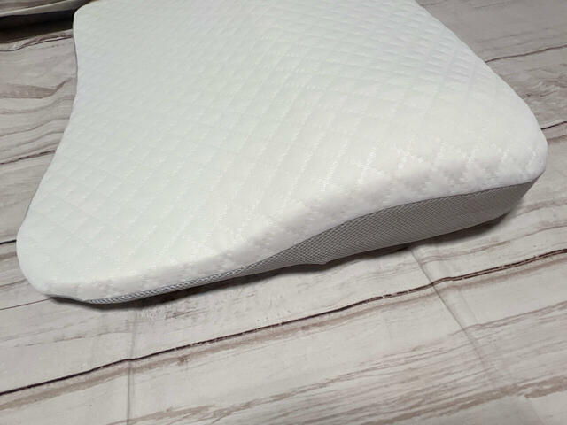 なだらかなカーブがさまざまな体型の人にフィットしやすい!高さが高いほうに頭部を乗せます