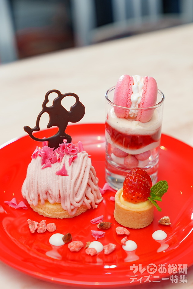 デザートプレート（苺のモンブラン、苺のカスタードタルトレット、レモンマスカルポーネクリームとマカロン）