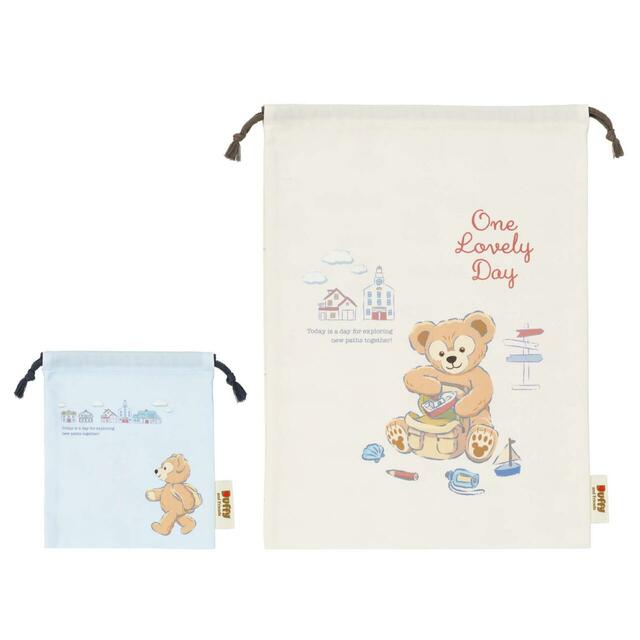 きんちゃくセット 3,000円|おでかけの準備をしたり、おさんぽしているダッフィーがデザインされたグッズ|販売店舗:東京ディズニーシー「マクダックス・デパートメントストア」|発売日:2025年6月3日(火)