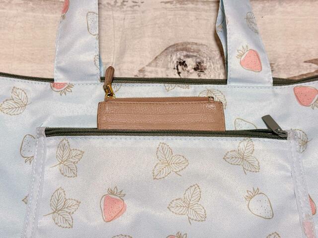 【カルディ いちごバッグ】背面のポケットはスマホやフラグメントケース、チケットなどの収納にぴったり！