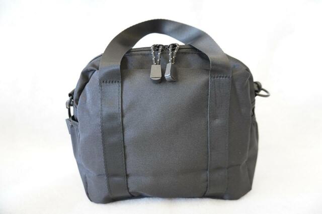 ショルダーバッグの後ろ側【moz（モズ）2WAYで使える！5ポケットショルダーバッグ】