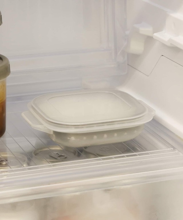 【3COINS×新生活おすすめグッズ】「ごはん保存容器2個セット」330円（税込）ザル付きで余分な水分が下に落ちるので、冷凍ごはんもふっくらとした仕上がりに