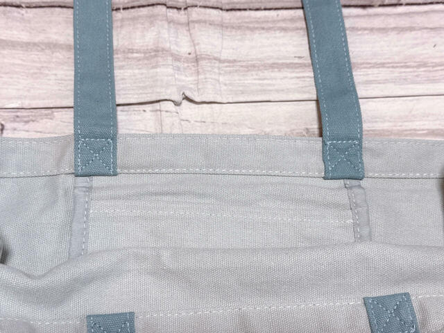 内側には小物の整理に便利なポケット付き