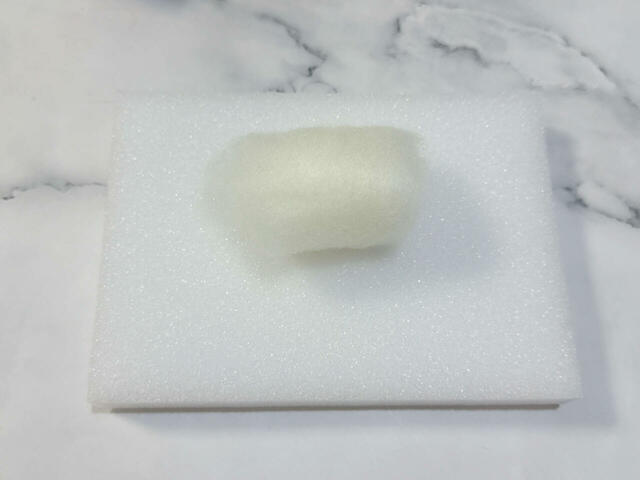 まずは芯形を作ります。端から巻いて全体を刺してまとめていきます