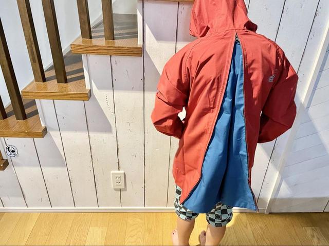 【ワークマン　BAG in(バッグ イン)ジュニアレインジャケット】後ろがパカッと開きます