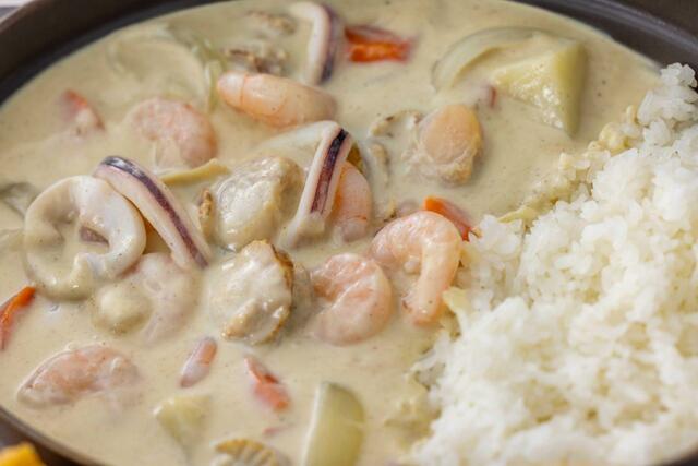 「北海道 シーフードホワイトカレー」＜ランチ5,000円～、ディナー6,500円～＞【海鮮乗せ放題＆カニ食べ放題の北海道ブッフェ】