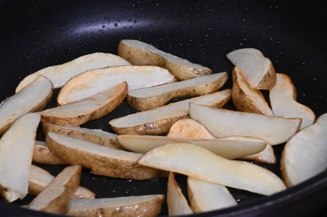 【黄金比「てりやきのたれ」・豚肉とじゃがいものてりやきオーロラソースあえ】じゃがいもを焼きます