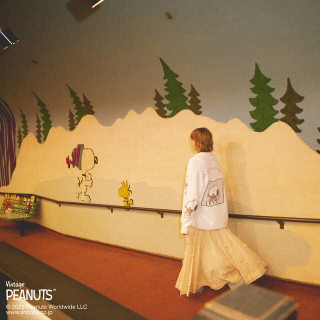 【PEANUTS meets GELATO PIQUE】ベアをぎゅっと抱きしめるスヌーピーをジャガードでデザインした、オリジナルアートのニットシリーズ