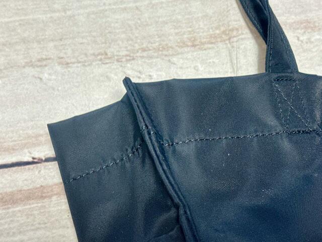 素材はナイロン。上品な光沢感のある生地