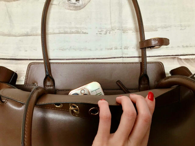 ポケットにはスマホなどが入ります