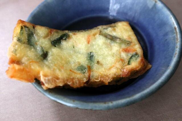 【ラ・ムー  カリカリもっちりチヂミ（198円）】外はカリカリ中はもちもちで、おかずはもちろん、おつまみにもぴったり！   