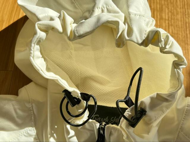 【ワークマン トラベルシェルウォームジャケット】アジャスターのひもを最大に縮めた状態