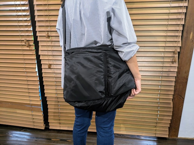 【3COINS  アーバンドリフトショルダー】メンズ向けラインのアイテムですが、女性でも問題なく使えるデザインです（着用モデル身長176cm）