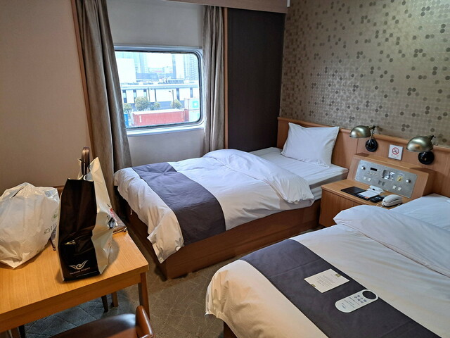 【大阪↔釜山 クルーズ体験記】ツインタイプの個室（デラックススイート）。冷蔵庫、シャワー、トイレ完備